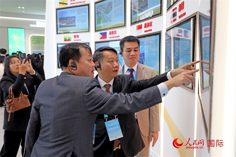 越南參會(huì)代表在南寧國(guó)際會(huì)展中心參觀。人民網(wǎng)記者 趙益普攝