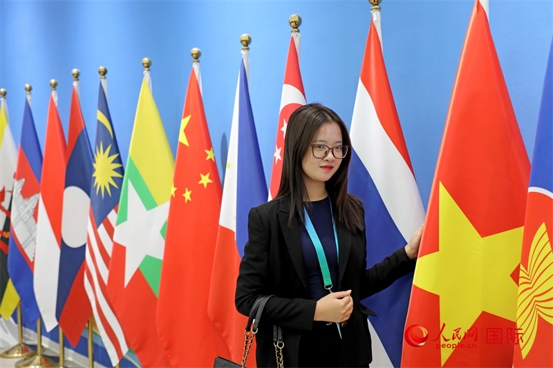 越南芒街市參會(huì)代表在南寧國(guó)際會(huì)展中心參觀。人民網(wǎng)記者 趙益普攝