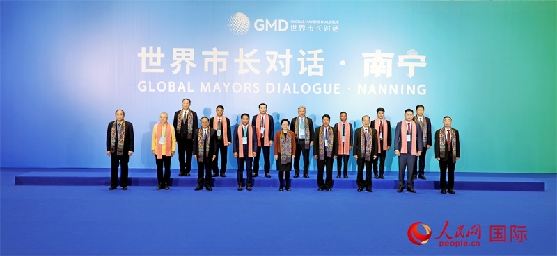 在南寧國(guó)際會(huì)展中心金桂花廳外，參加活動(dòng)的中國(guó)和東盟國(guó)家市長(zhǎng)合影留念。人民網(wǎng)記者 趙益普攝