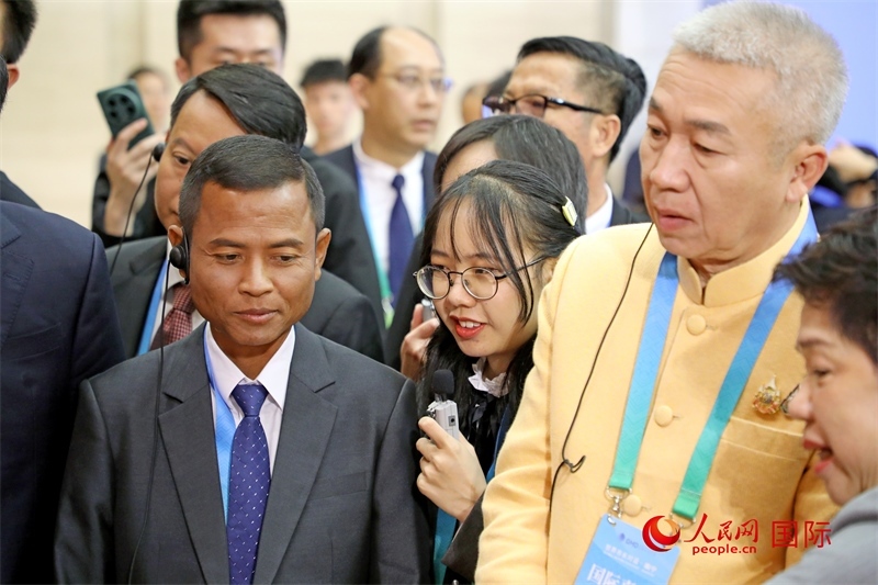 東盟國(guó)家市長(zhǎng)在觀看、體驗(yàn)?zāi)蠈幏沁z展示。人民網(wǎng)記者 趙益普攝