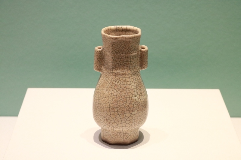 圖為故宮博物院藏宋代哥窯米黃釉貫耳瓶。