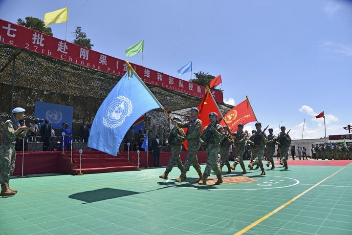 2024年4月9日，在剛果（金）南基伍省布卡武市的中國(guó)半島營(yíng)區(qū)，中國(guó)第27批赴剛果（金）維和部隊(duì)官兵被授予聯(lián)合國(guó)“和平勛章”。新華社發(fā)（中國(guó)第27批赴剛果（金）維和部隊(duì)供圖）