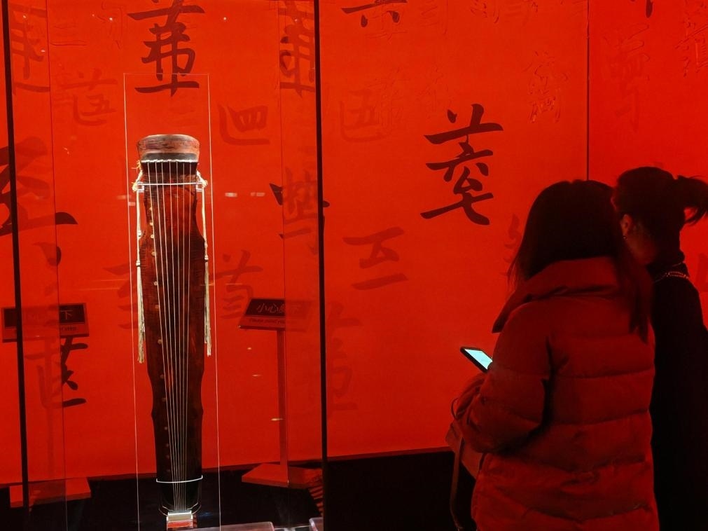 近日，在浙江省博物館之江館區(qū)，故宮博物館收藏的唐“大圣遺音”琴在“‘故宮·茶世界’觀茶——茶文化精品展”展出。新華社記者 馮源 攝