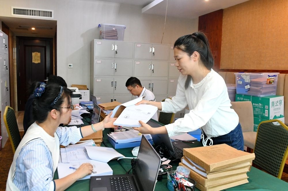 福州市委巡察機(jī)構(gòu)對全市法院系統(tǒng)開展提級聯(lián)動交叉巡察。在永泰縣駐地，巡察組工作人員查看財(cái)務(wù)憑證（2024年5月21日攝）。新華社記者 林善傳 攝