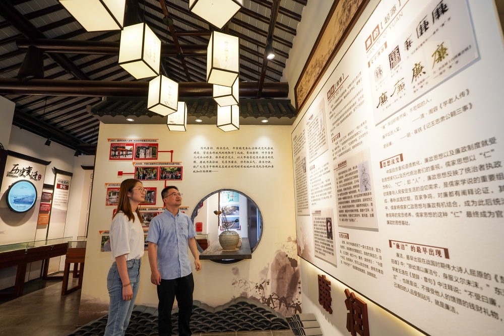 參觀者在蘇州市吳江區(qū)平望鎮(zhèn)廉潔教育基地鶯湖廉園內(nèi)參觀（2024年7月4日攝）。新華社記者 李博 攝