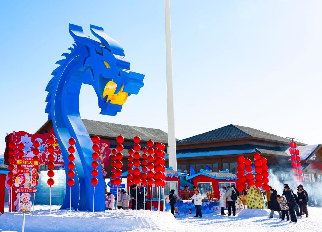 2025年1月，游客在遼寧錦州東方華地城海洋冰雪王國(guó)內(nèi)游覽。新華社發(fā)