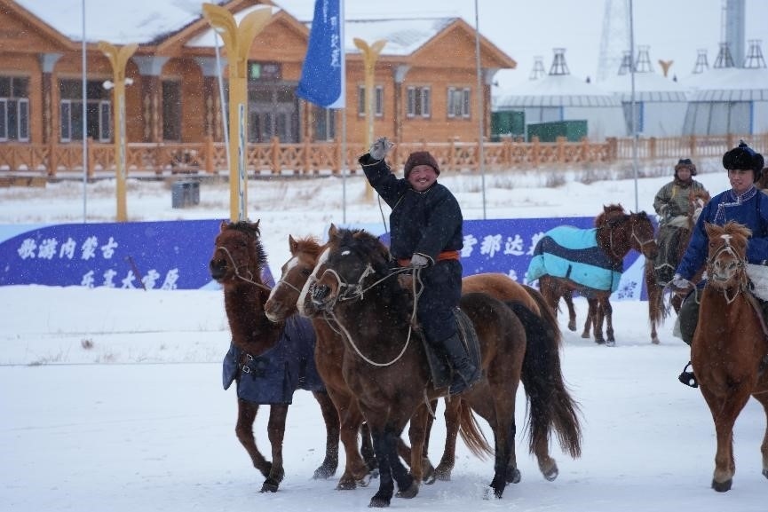 呼倫貝爾冰雪那達(dá)慕。人民網(wǎng)記者 趙夢(mèng)月攝