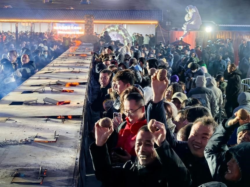 烏蘭哈達(dá)火山腳下“千人烤土豆”。人民網(wǎng)記者 苗陽(yáng)攝