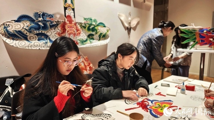 體驗非遺文化“制作小風箏”。人民網(wǎng)記者 殷淼攝