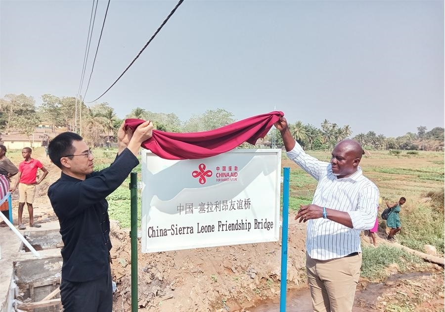 中國駐塞拉利昂大使王擎（左）和博城市市長穆薩（右）為中國—塞拉利昂友誼橋揭牌。中國援塞農(nóng)業(yè)專家組供圖