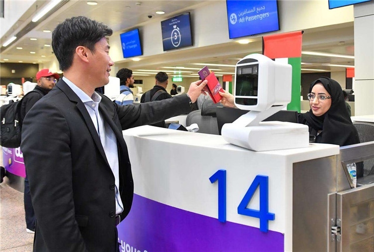 1月22日，迪拜免稅店聯(lián)合迪拜移民局向入境中國(guó)旅客贈(zèng)送新年賀禮。迪拜移民局供圖