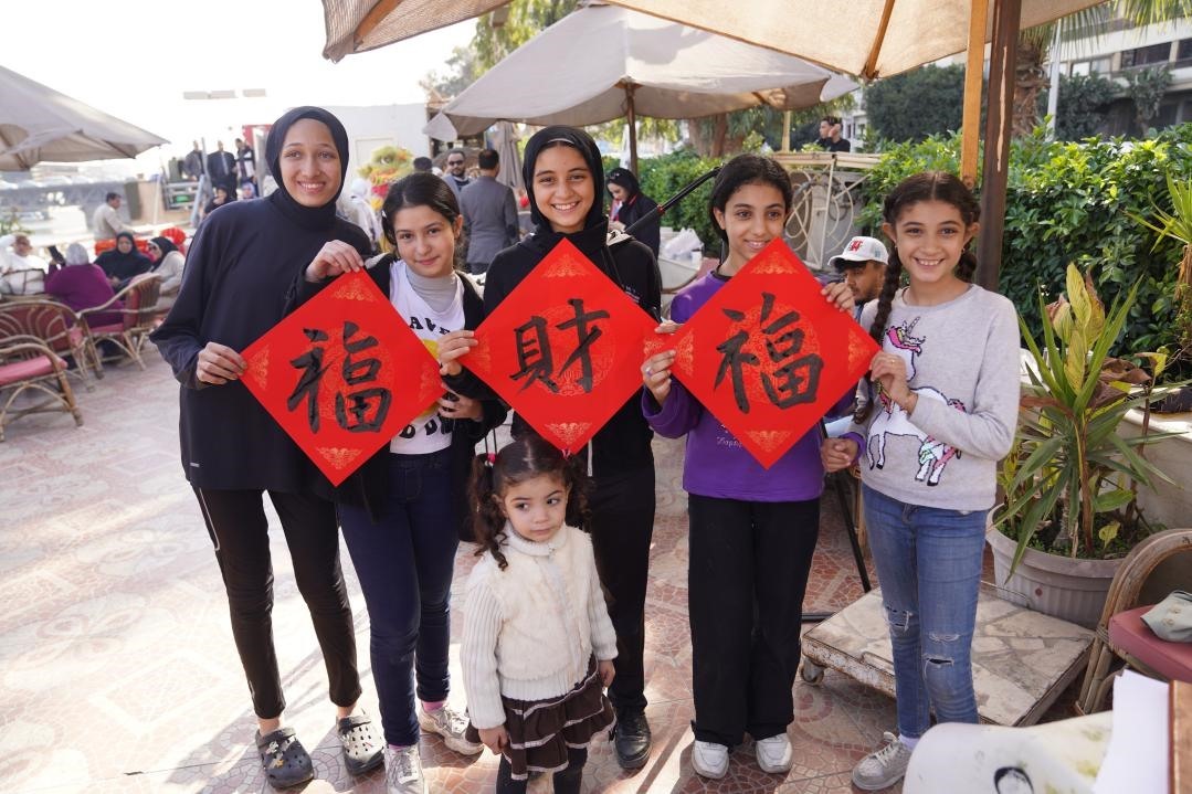 埃及民眾參與中國(guó)文化體驗(yàn)活動(dòng)。開(kāi)羅中國(guó)文化中心供圖