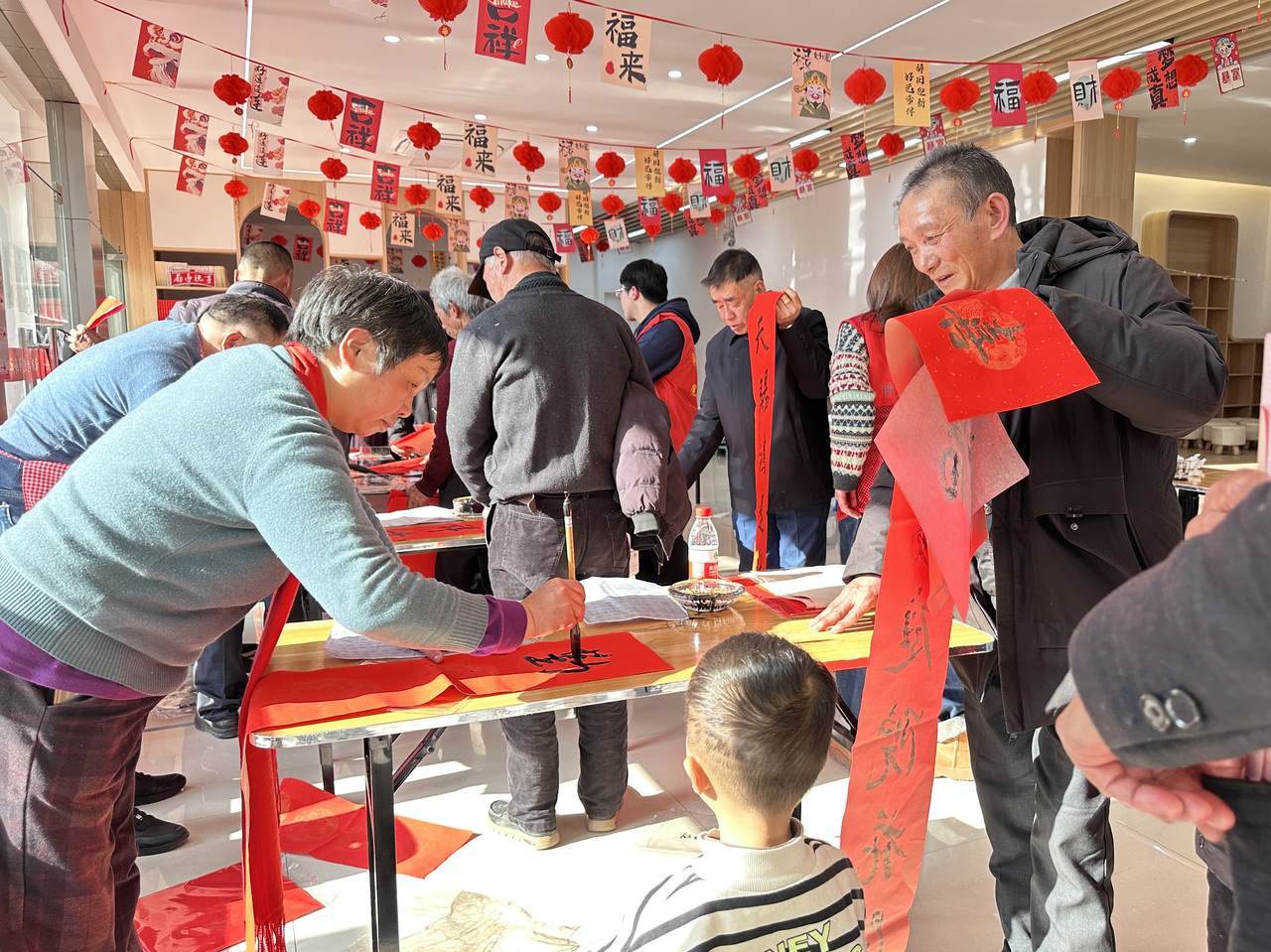 今年春節(jié)前夕，慶元縣濛洲街道同濟(jì)新村，一場(chǎng)送春聯(lián)活動(dòng)熱鬧舉行。慶元縣融媒體中心 供圖