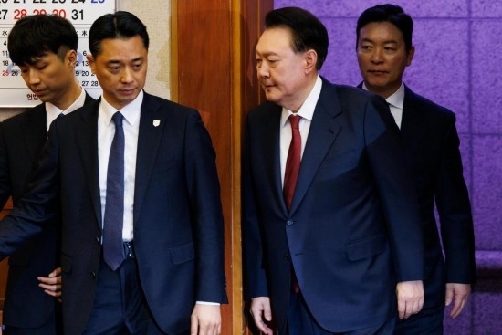  1月23日，尹錫悅（右二）在韓國(guó)首爾憲法法院出席總統(tǒng)彈劾案庭審。新華社發(fā)（Pool圖片，曹城凖攝）