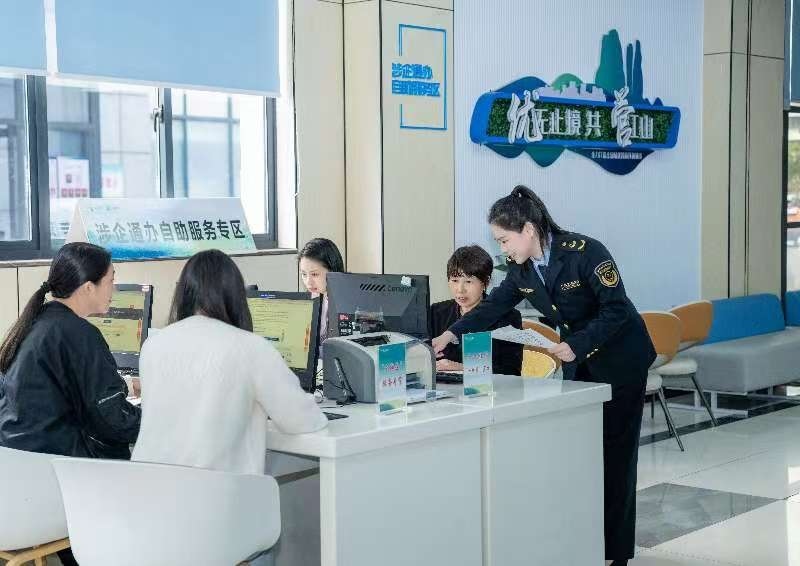 工作人員指導(dǎo)企業(yè)一次性完成信息填報(bào)。圖片來源：浙江衢州市市場(chǎng)監(jiān)督管理局