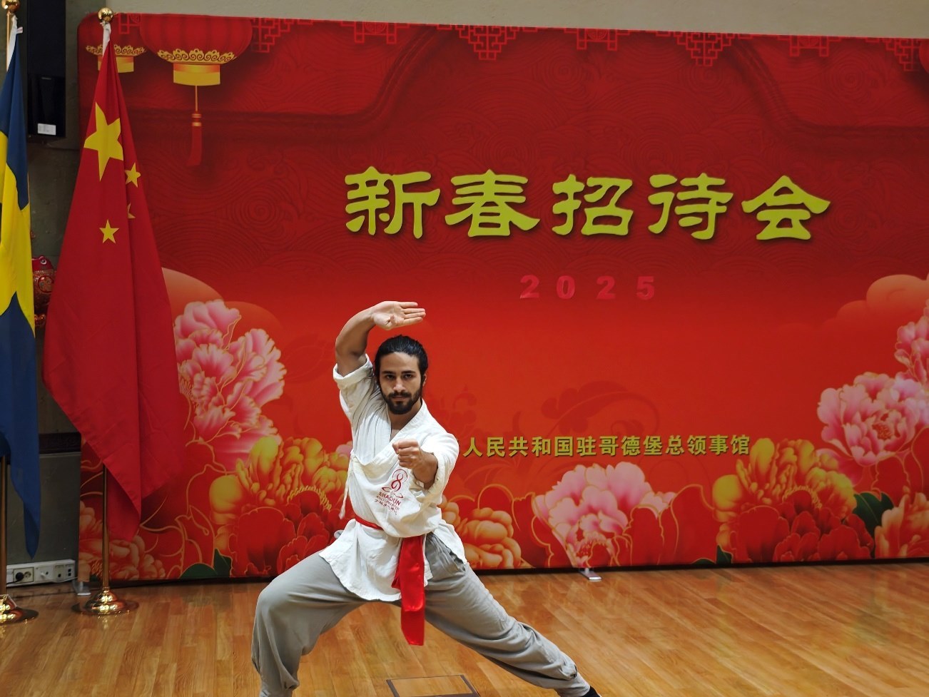 當(dāng)?shù)匚湫g(shù)愛好者的表演。中國駐哥德堡總領(lǐng)館供圖