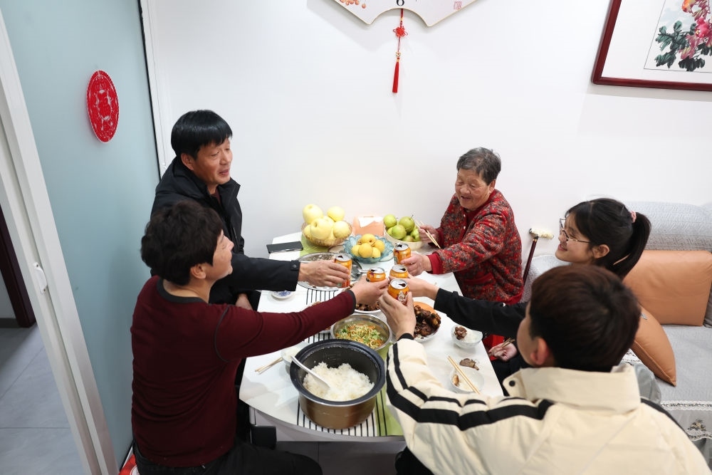 2025年1月22日，遼寧省葫蘆島市綏中縣祝家溝村村民朱西存一家在新房里。新華社記者姚劍鋒 攝