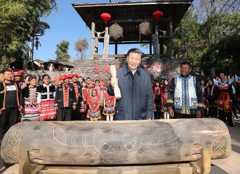 △2020年1月19日，習(xí)近平總書(shū)記在云南騰沖三家村中寨司莫拉佤族村廣場(chǎng)上，敲響三聲佤族木鼓，祝福風(fēng)調(diào)雨順、國(guó)泰民安、四海升平。