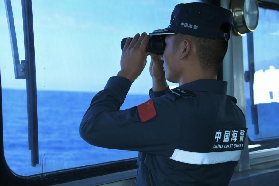 1月27日，中國(guó)海警海鷗艦執(zhí)法員在巡航期間執(zhí)勤瞭望。