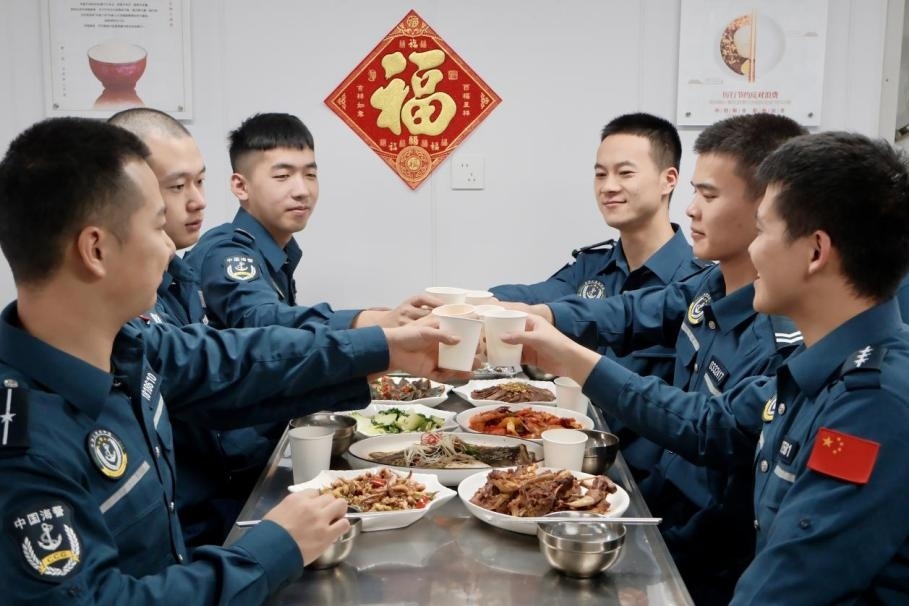 1月28日，在中國(guó)海警海鷗艦上，執(zhí)法員們聚餐慶祝農(nóng)歷春節(jié)。