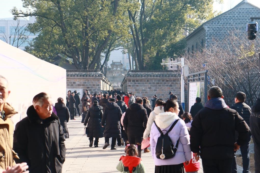 1月29日，游客在安徽省桐城市的六尺巷游覽。新華社記者 許諾 攝