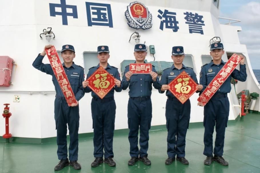 1月27日，中國(guó)海警海鷗艦執(zhí)法員們展示春聯(lián)福字，慶祝農(nóng)歷春節(jié)。