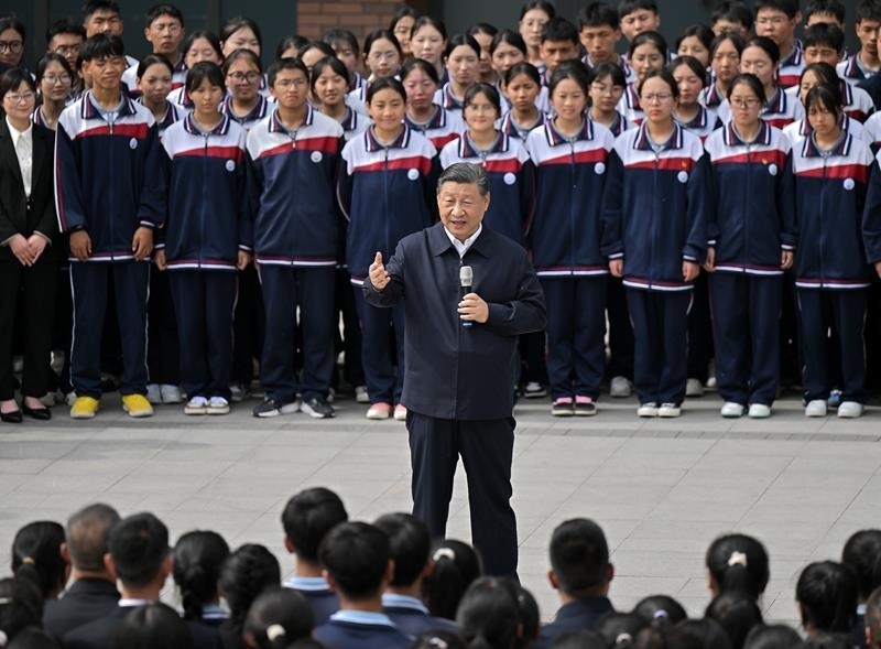 △2024年6月18日，習(xí)近平總書(shū)記在青海果洛西寧民族中學(xué)考察時(shí)，同師生們親切交流。