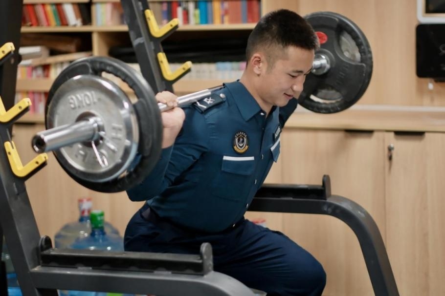 1月23日，在中國(guó)海警海鷗艦上，執(zhí)法員在值守間隙鍛煉身體。