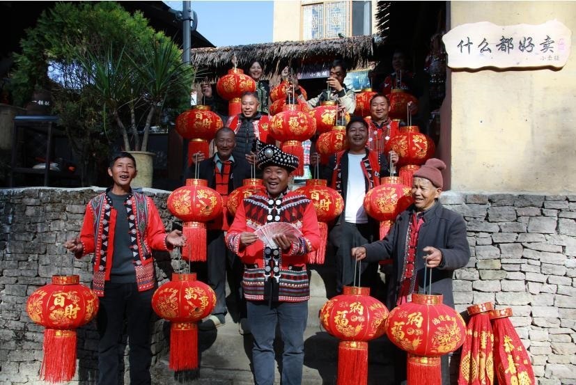云南騰沖司莫拉佤族村村民歡歡喜喜過新年。