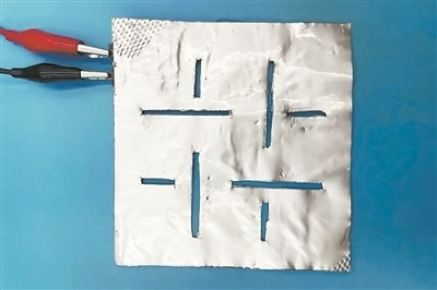 帶有矩形孔的袋式電池。圖片來源：英國《新科學家》雜志網(wǎng)站