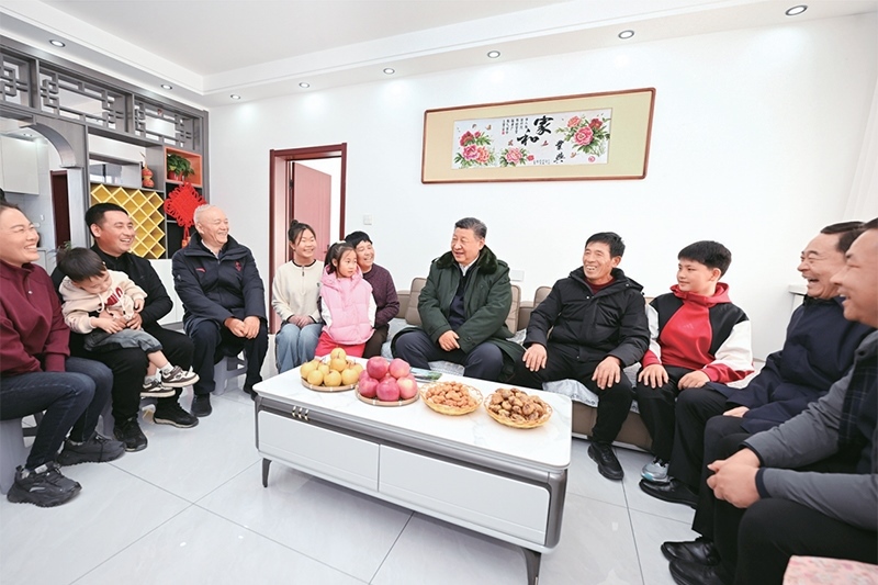 2025年1月22日至24日，中共中央總書記、國家主席、中央軍委主席習(xí)近平冒著嚴(yán)寒來到遼寧，看望慰問基層干部群眾。這是22日下午，習(xí)近平在葫蘆島市綏中縣明水滿族鄉(xiāng)祝家溝村考察時，同村民王寶維一家圍坐一起拉家常。 新華社記者 謝環(huán)馳/攝