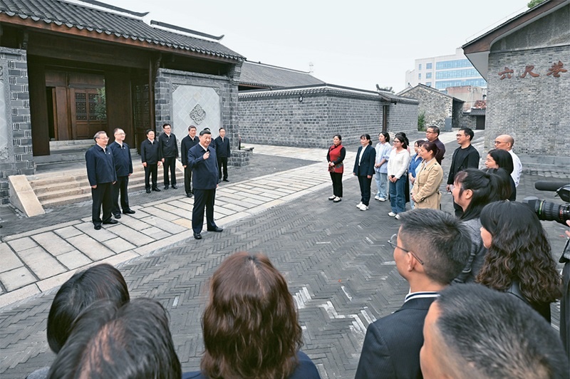 2024年10月17日至18日，中共中央總書記、國家主席、中央軍委主席習(xí)近平在安徽考察。這是17日下午，習(xí)近平在安慶桐城市六尺巷考察時，同當(dāng)?shù)鼐用窈陀慰陀H切交流。 新華社記者 申宏/攝
