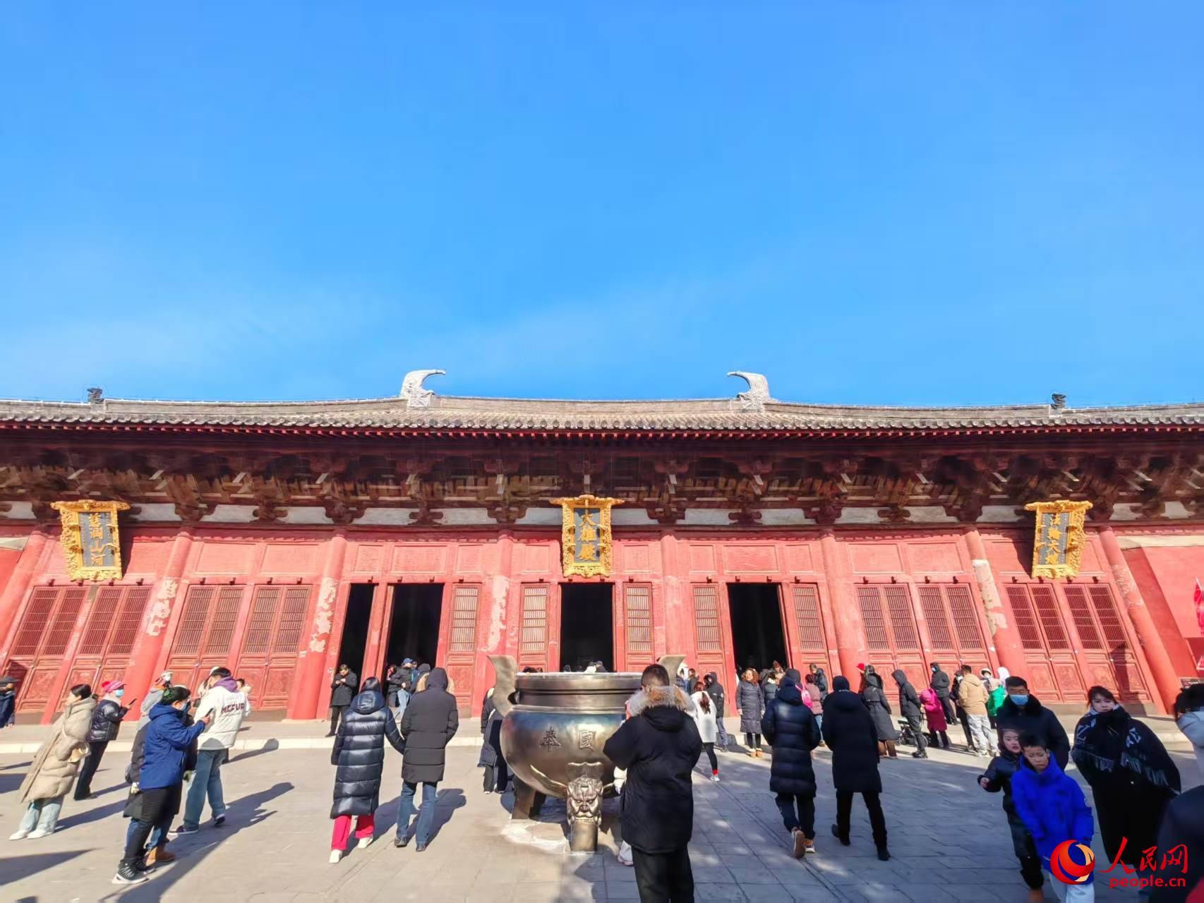 奉國寺的大雄殿外。人民網(wǎng)記者 王子鋒攝