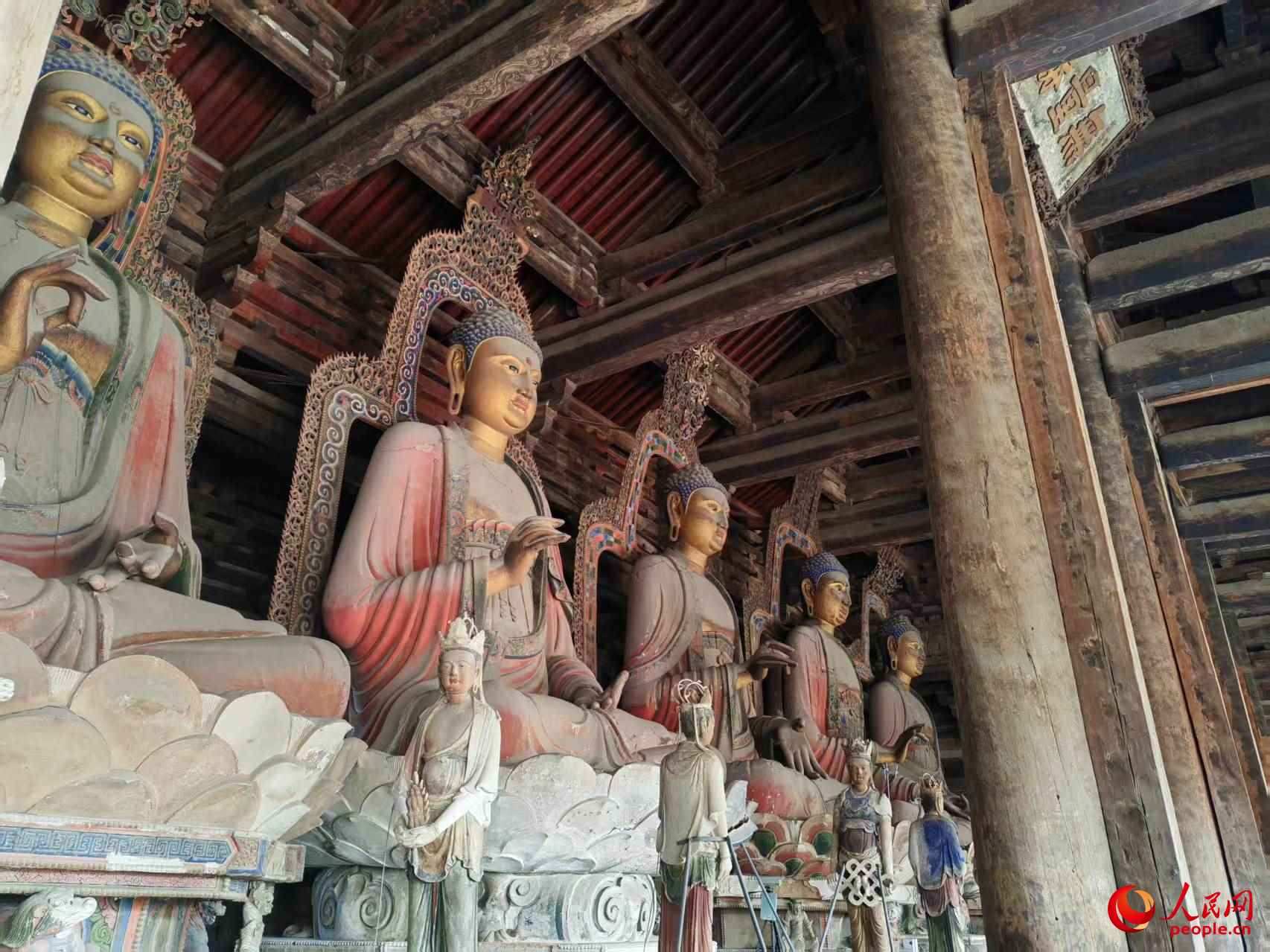 大雄殿內(nèi)的佛像。人民網(wǎng)記者 王子鋒攝