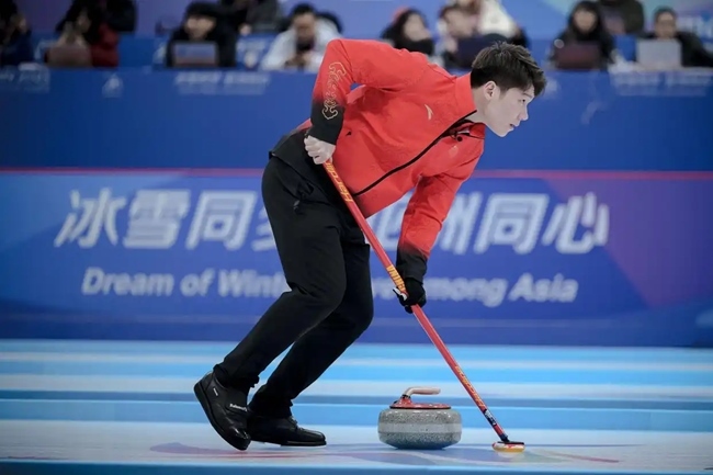 2月4日，中國隊(duì)選手王智宇在比賽中擦冰。新華社記者 江漢 攝