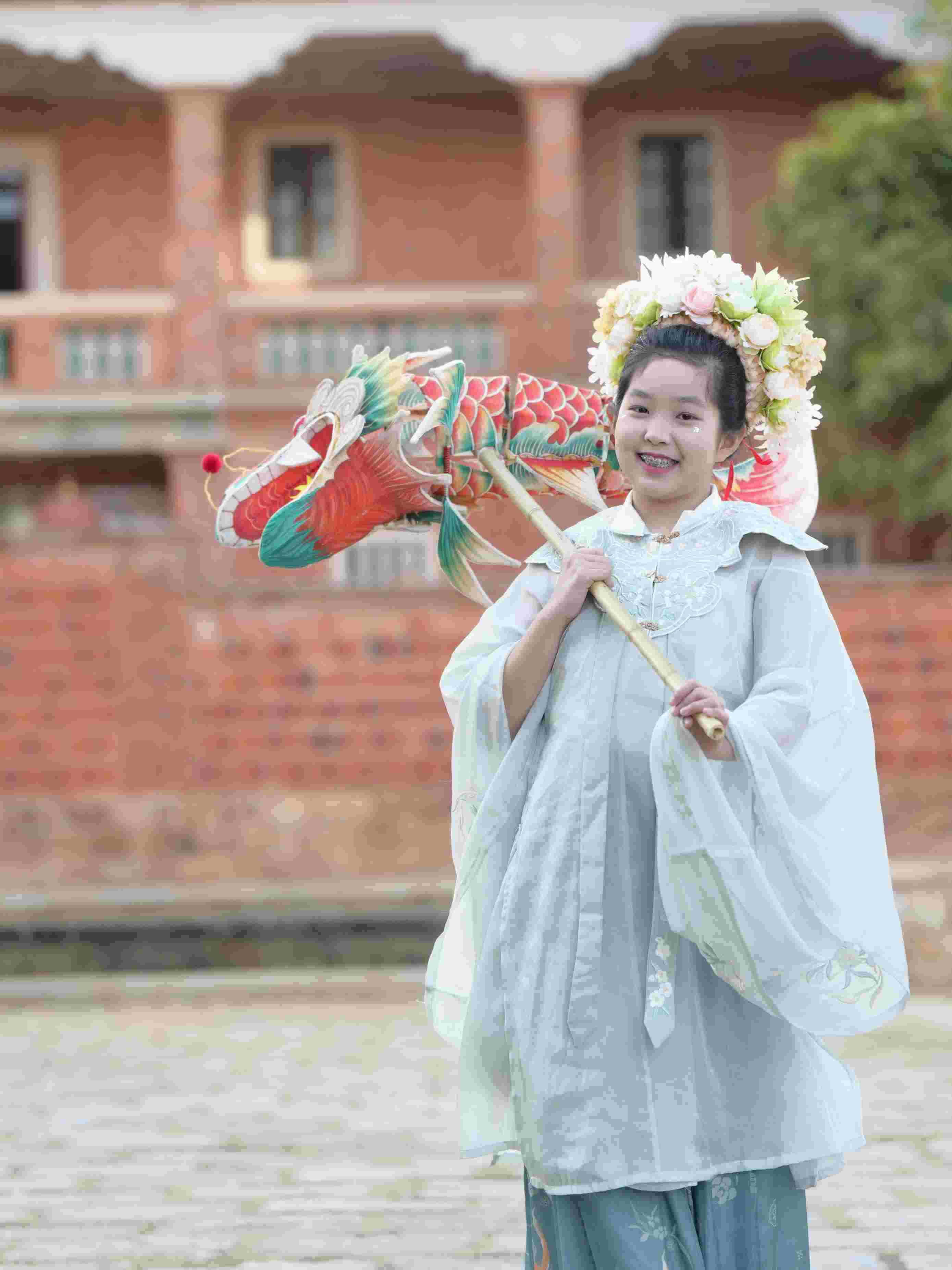 在泉州，沈女士為女兒拍下頭戴簪花的照片。受訪者供圖