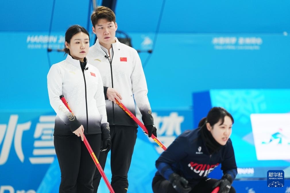 2月6日，中國隊選手王智宇（中）、韓雨（左）在比賽中。新華社記者 王松 攝
