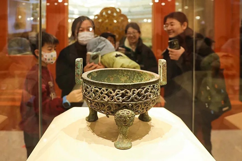“尋蛇——藏在山西博物院里的蛇”展出的蟠蛇紋鏤空鼎。山西博物院供圖