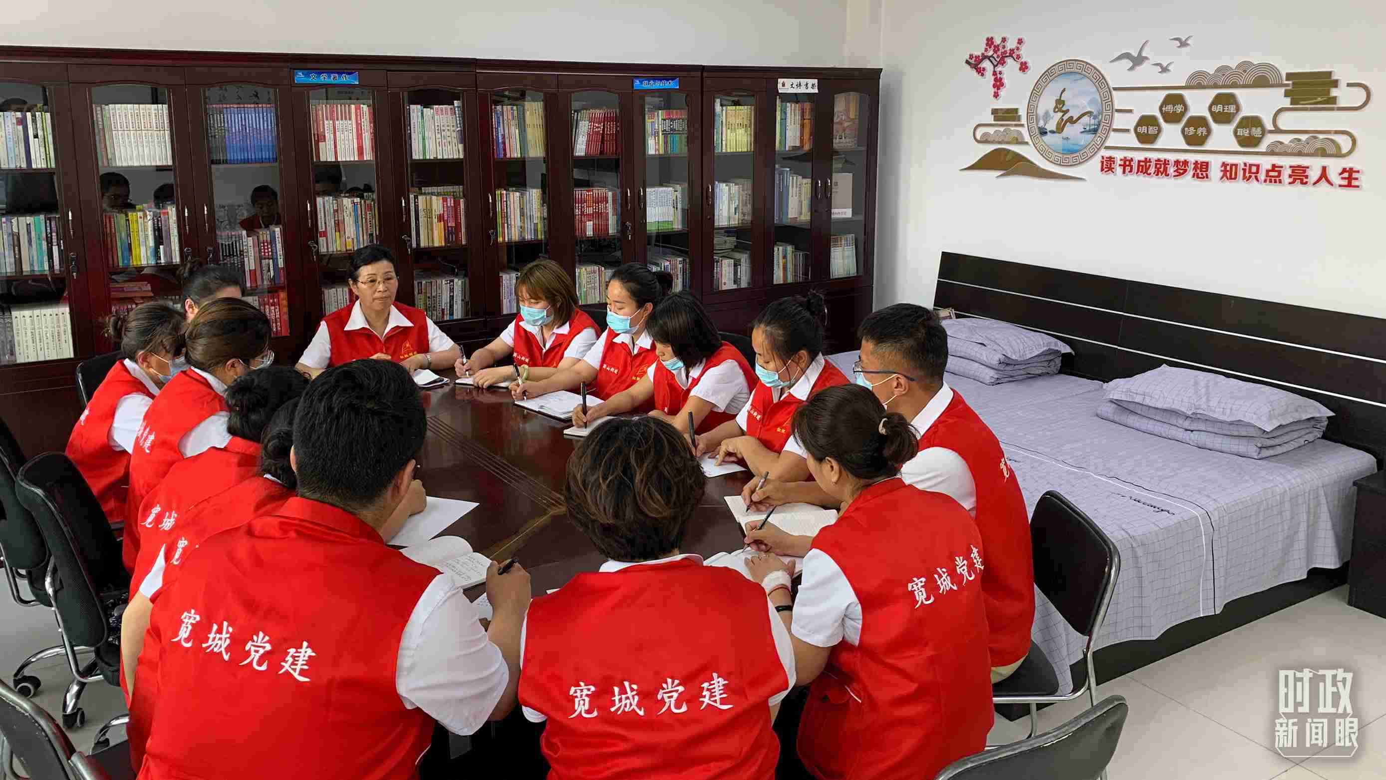 △吉林長(zhǎng)春，長(zhǎng)山花園社區(qū)黨建討論會(huì)。（總臺(tái)央視記者趙化拍攝）