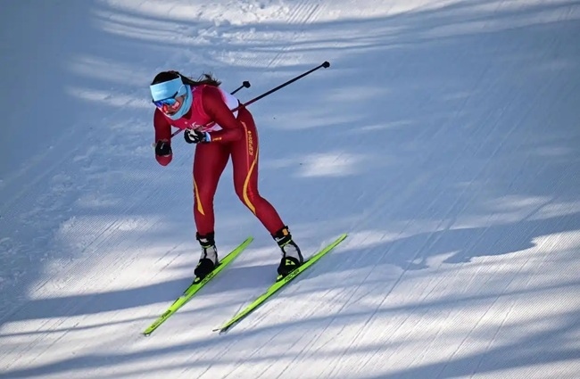 2月9日，中國隊(duì)選手巴亞尼·加林在比賽中。新華社記者 張龍攝