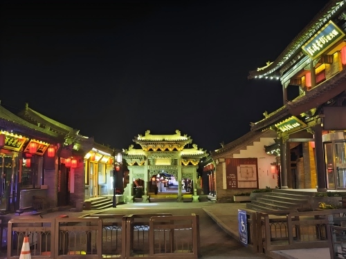 道歉公告發(fā)布后，凌晨5時(shí)的古城。人民網(wǎng)記者 黃鈺攝