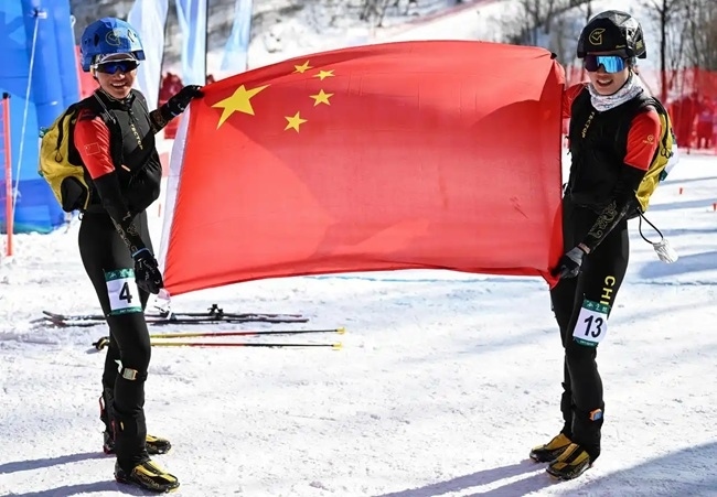 2月9日，中國(guó)隊(duì)選手次旦玉珍（左）與隊(duì)友于婧萱慶祝勝利。新華社記者 謝劍飛攝