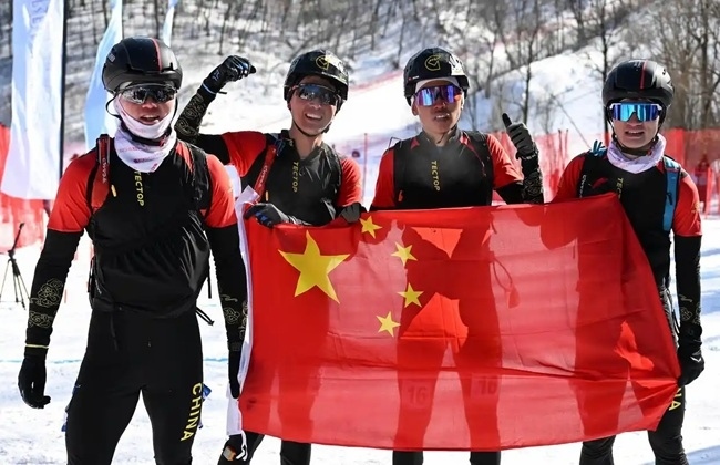 2月9日，包攬滑雪登山男子短距離前四名的中國(guó)隊(duì)選手賽后慶祝。新華社記者 謝劍飛攝