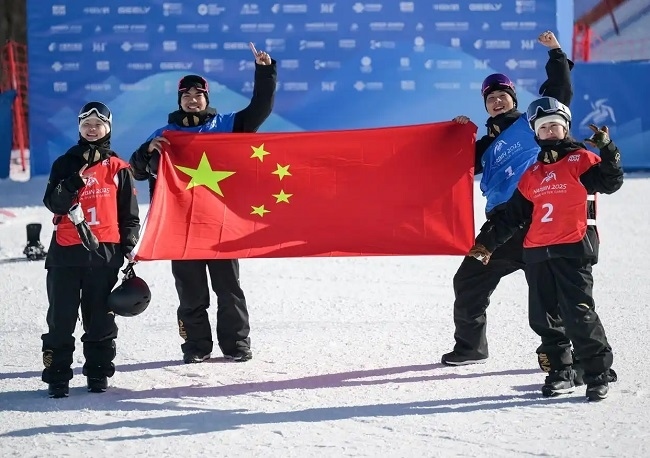 2月10日，中國(guó)隊(duì)選手張小楠、楊文龍、姜鑫杰與熊詩(shī)芮（從左至右）在比賽后慶祝。新華社記者 楊青攝