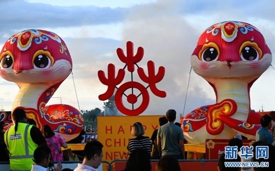 圖為游客在2025年奧克蘭元宵燈節(jié)游覽。（圖片由奧克蘭中國(guó)文化中心提供）