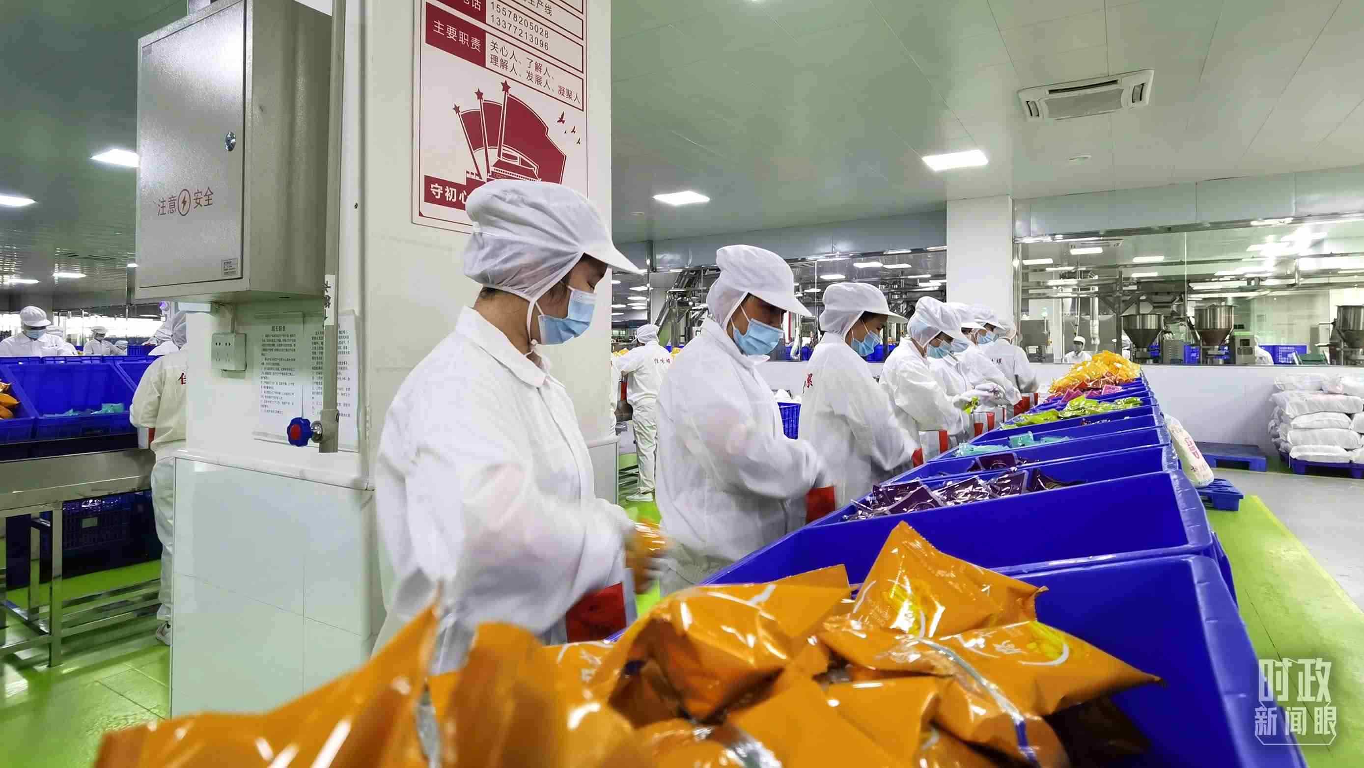 △廣西柳州螺螄粉配料包生產(chǎn)線。（總臺(tái)央視記者郭鴻拍攝）