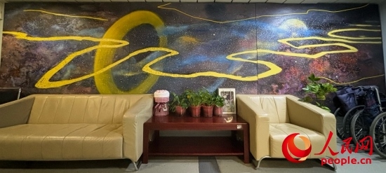 清華長庚醫(yī)院掛著一幅名為“生命長河”的畫，家屬將離世親人的名字寫在上面。人民網(wǎng) 陳葉欣攝