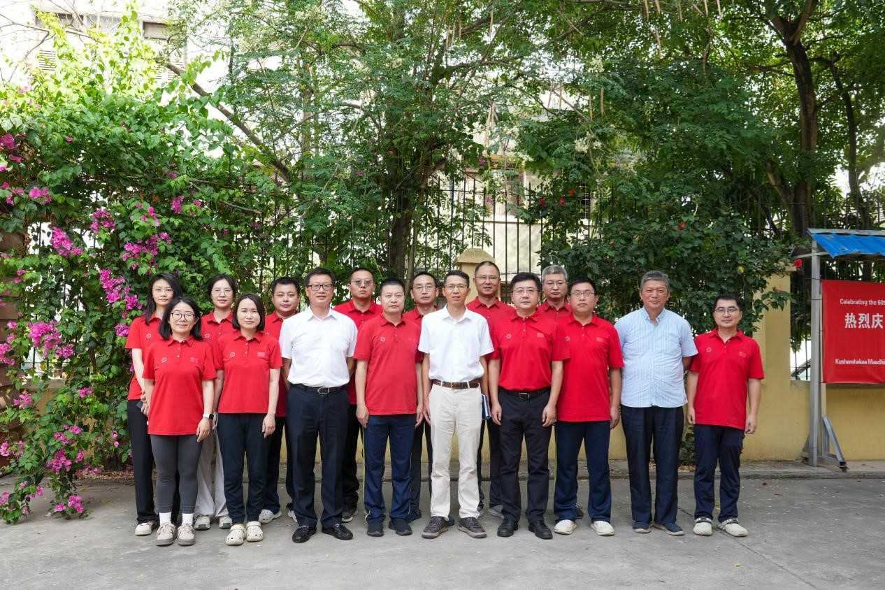 李強華與醫(yī)療隊合影。中國援桑醫(yī)療隊供圖