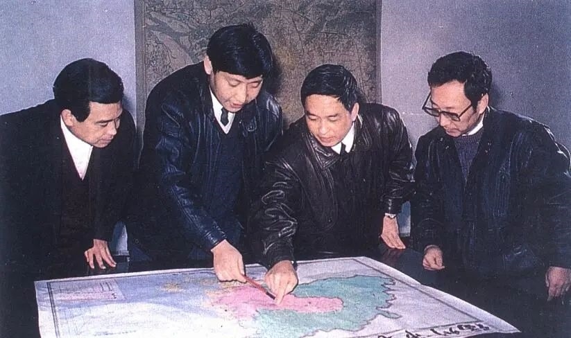 1991年12月，習(xí)近平與同事討論福州市戰(zhàn)略規(guī)劃設(shè)想。（圖源：《習(xí)近平在福州》）
