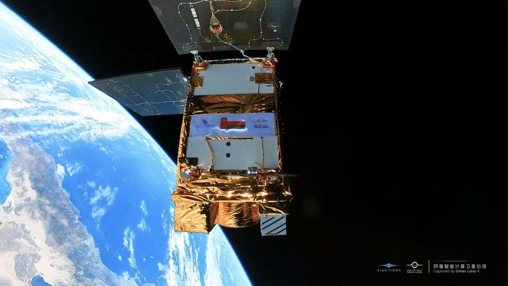 阿曼智能遙感衛(wèi)星一號近日在太空中自拍。阿曼蘭斯航天公司供圖